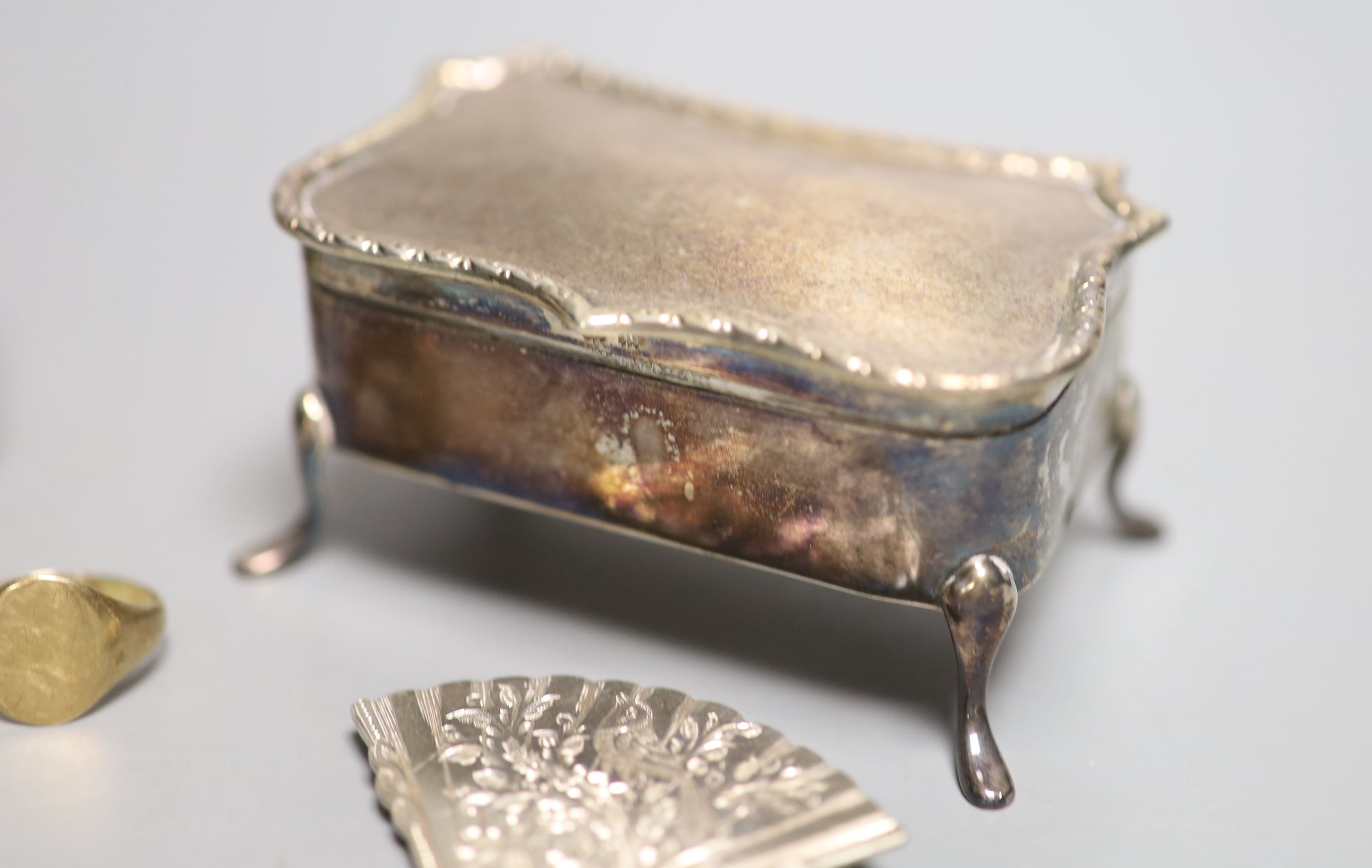 A silver trinket box with velvet-lined interior, an Anglo-Indian white metal coin purse and sundry items,